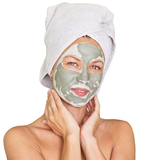 Frau verwendet eine klrende Gesichtsmaske-new